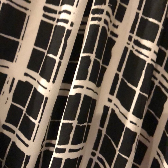 H&M long sleeve white lined, black and white print - Picture 3 of 6